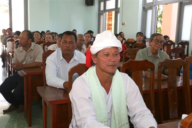 Cử tri xã Hồng Thái tham dự hội nghị tiếp xúc cử tri