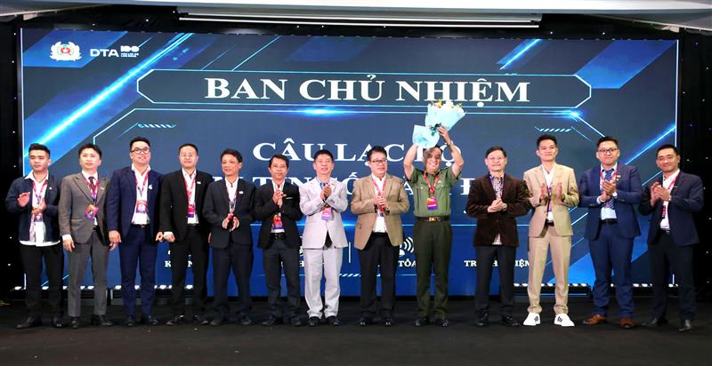 Đồng chí Nguyễn Ngọc Phúc, Phó Chủ tịch UBND tỉnh Lâm Đồng tặng hoa chúc mừng Ban Chủ nhiệm Câu lạc bộ Niềm tin số tỉnh Lâm Đồng