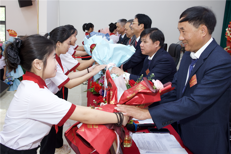 Các cháu thiếu nhi tặng hoa chúc mừng Đại hội