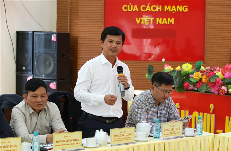 Đồng chí Châu Ngọc Lương, Tỉnh ủy viên, Phó trưởng Ban Thường trực Ban Tuyên giáo và Dân vận Tỉnh ủy trao đổi lại các vấn đề địa phương nêu ra tại cuộc họp