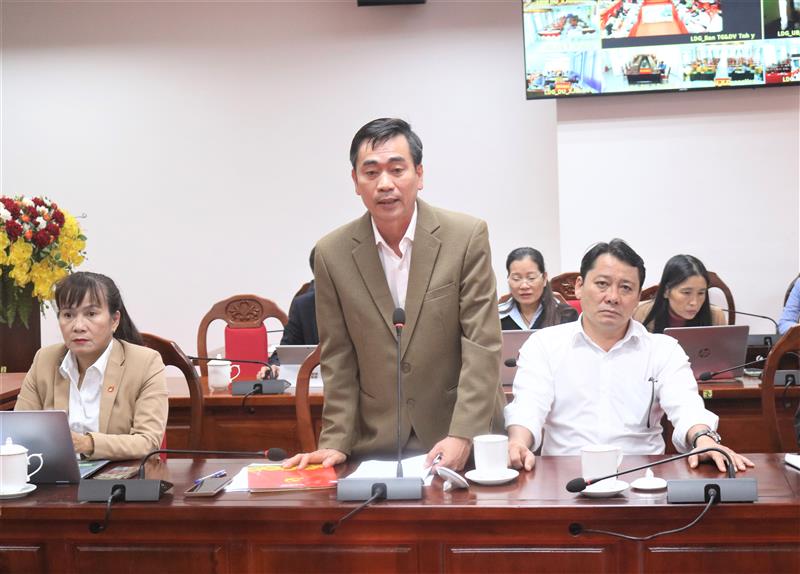 Phó Trưởng Ban Tuyên giáo và Dân vận Tỉnh ủy Phạm Đức Lộc phát biểu, trao đổi thông tin với các địa phương