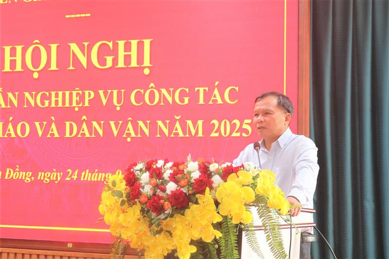 Phó Trưởng Ban Tuyên giáo và Dân vận Tỉnh ủy Lê Minh Quang truyền đạt chuyên đề về nghiệp vụ công tác dân vận chính quyền, dân tộc, tôn giáo