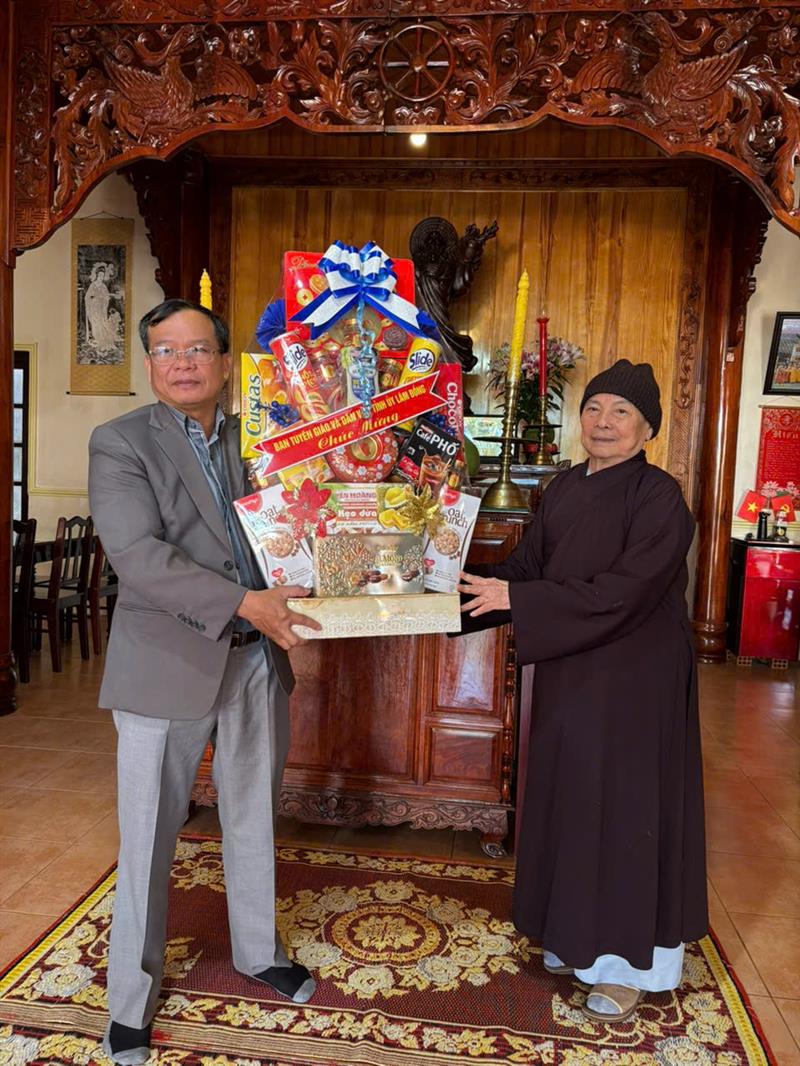 Đ/c Lê Minh Quang, Phó trưởng Ban Tuyên giáo và Dân vận Tỉnh ủy tặng quà chúc mừng Ni sư Thích nữ Hạnh Khai, Trưởng Ban Từ thiện xã hội Ban trị sự Giáo hội phật giáo Việt Nam tỉnh, Trụ trì chùa Vương Xá, phường 5, thành phố Đà Lạt