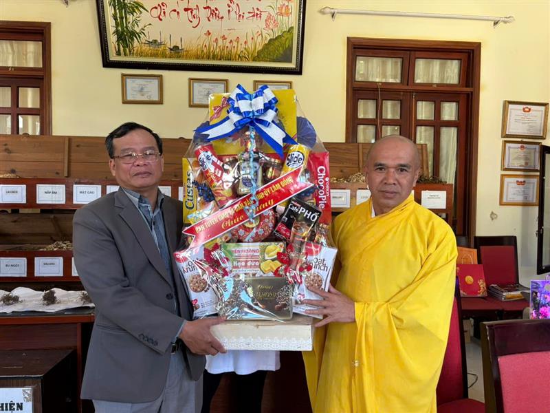 Đ/c Lê Minh Quang, Phó trưởng Ban Tuyên giáo và Dân vận Tỉnh ủy tặng quà chúc mừng Thượng tọa thích Linh Toàn, Trưởng Ban Thông tin truyền thông, Phó văn phòng Ban trị sự Giáo hội phật giáo Việt Nam tỉnh.