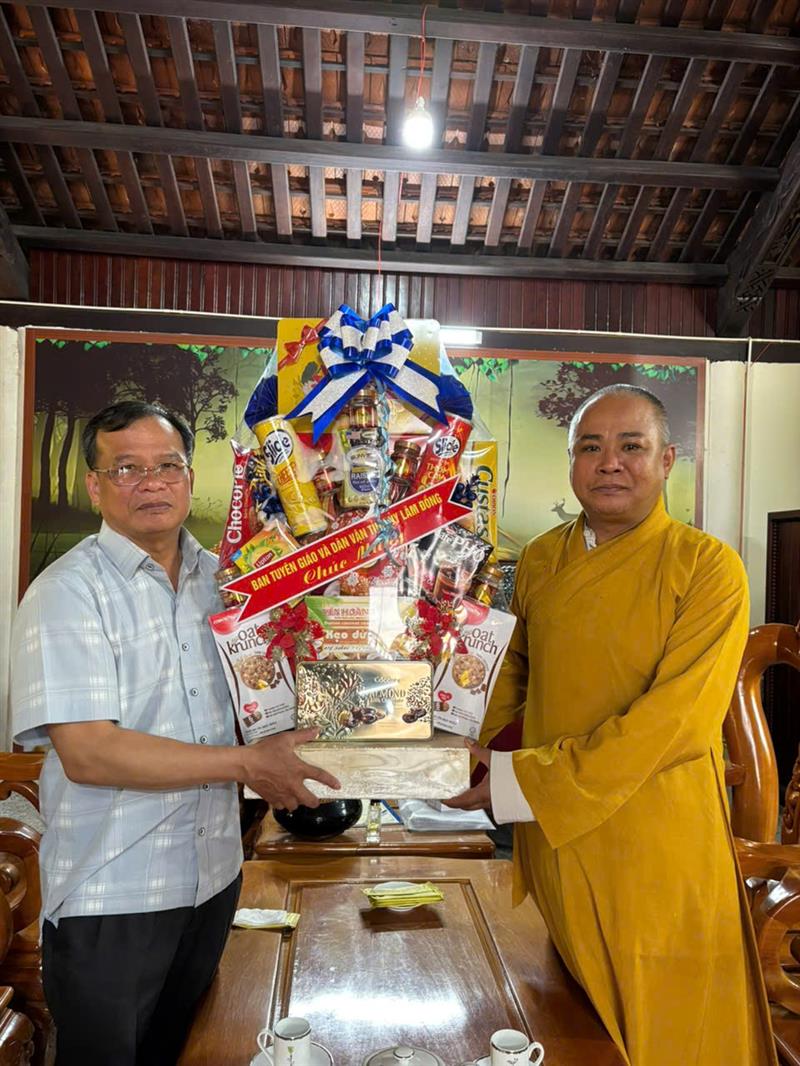 Đ/c Lê Minh Quang, Phó trưởng Ban Tuyên giáo và Dân vận Tỉnh ủy tặng quà chúc mừng Thượng tọa Thích Minh Tánh, Trưởng Ban Hoằng pháp Ban trị sự Giáo hội phật giáo Việt Nam tỉnh, Trưởng Ban trị sự Giáo hội phật giáo huyện Đạ Huoai, Trụ trì chùa Khánh Bảo, xã Quảng Trị, huyện Đạ Huoai.
