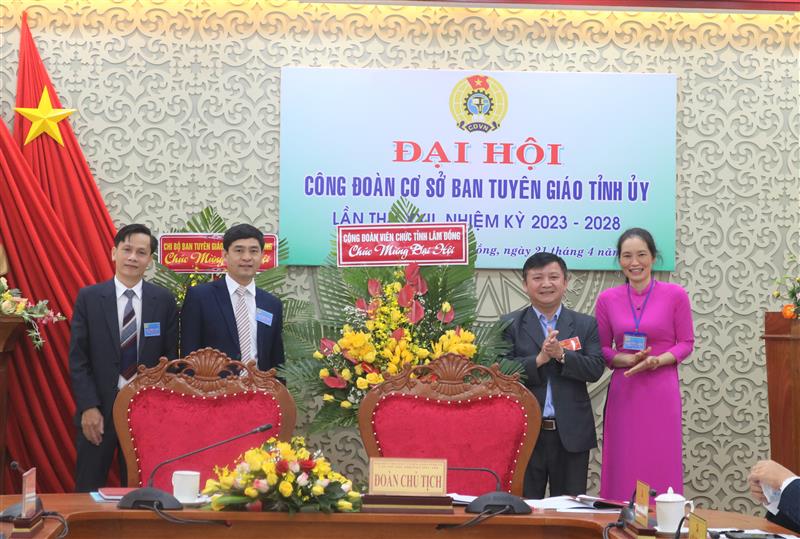 Công đoàn Viên chức tỉnh tặng hoa chúc mừng Đại hội.