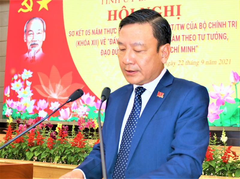 Đồng chí Bùi Thắng, UVBTV, Trưởng Ban Tuyên giáo Tỉnh ủy, đọc báo cáo đề dẫn.