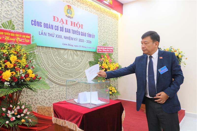 Đ/c Bùi Thắng - Ủy viên Ban Thường vụ, Trưởng Ban Tuyên giáo Tỉnh ủy bỏ phiếu bầu Ban Chấp hành Công đoàn cơ sở.