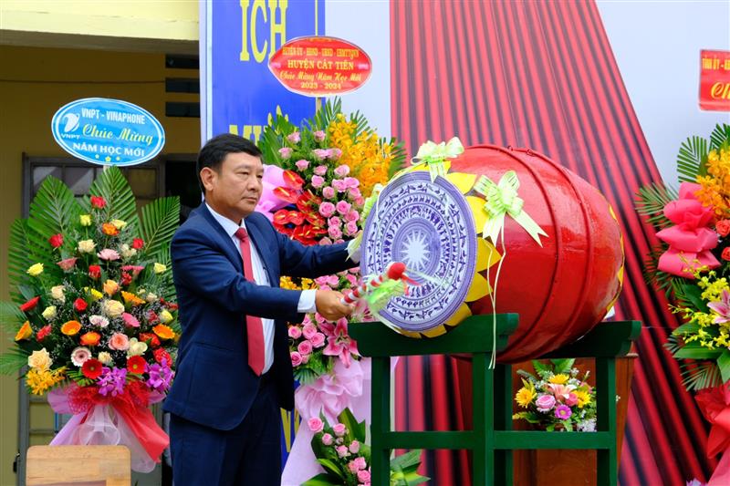 Đồng chí Bùi Thắng - Ủy viên Ban Thường vụ, Trưởng Ban Tuyên giáo Tỉnh ủy đánh hồi trống khai trường.