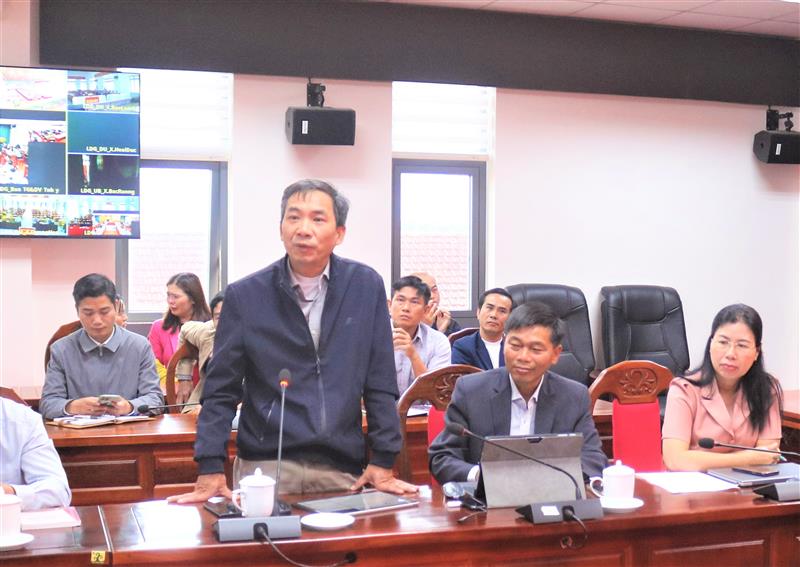 Phó Trưởng Ban Tuyên giáo và Dân vận Tỉnh ủy Hoàng Mạnh Thắng phát biểu, trao đổi thông tin với các địa phương