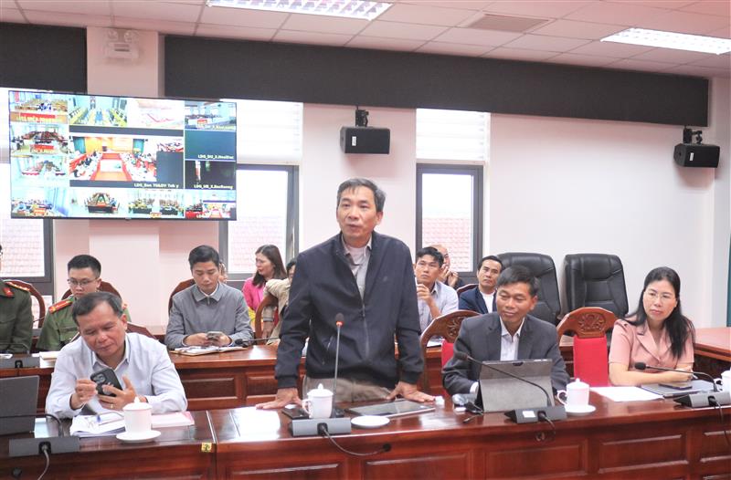 Phó Trưởng Ban Tuyên giáo và Dân vận Tỉnh ủy Hoàng Mạnh Thắng phát biểu, trao đổi thông tin với các địa phương