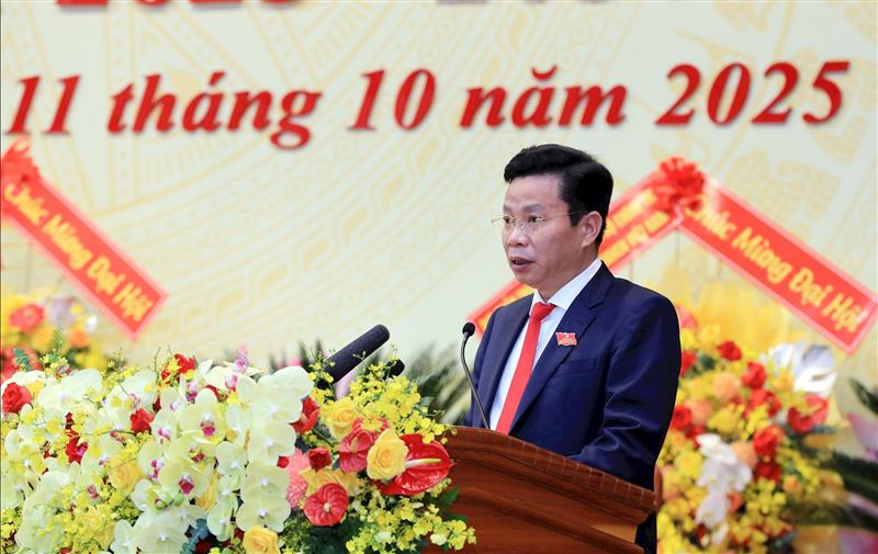 Đồng chí Lưu Văn Trung, Phó Bí thư Tỉnh ủy báo cáo kết quả phiên trù bị Đại hội