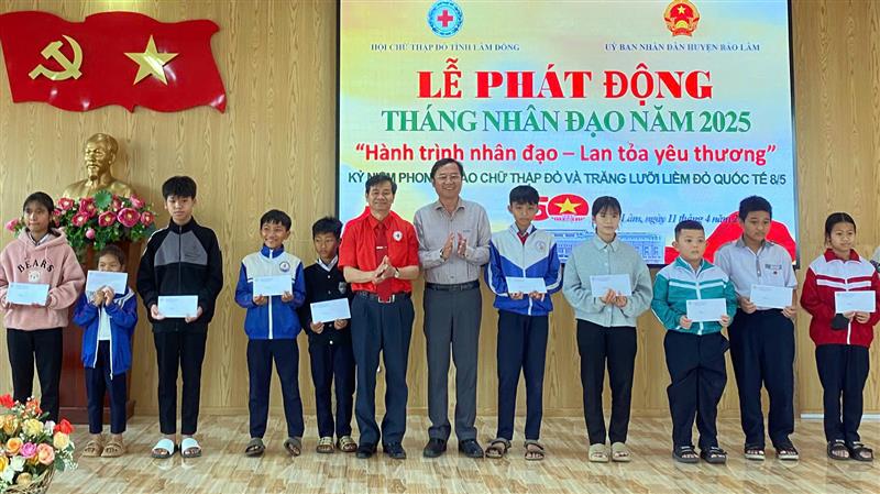 Lãnh đạo tỉnh và Hội Chữ thập đỏ tỉnh Lâm Đồng trao tặng học bổng cho học sinh có hoàn cảnh khó khăn tại huyện Bảo Lâm
