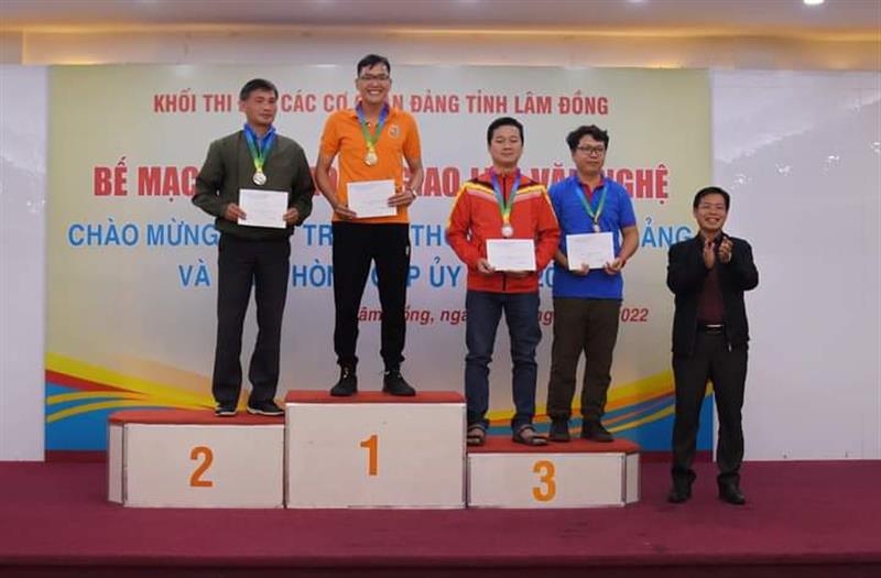 Đồng chí Trần Trung Hiếu, Phó Ban Thường trực Ban Tuyên giáo Tỉnh ủy trao giải cho các vận động viên