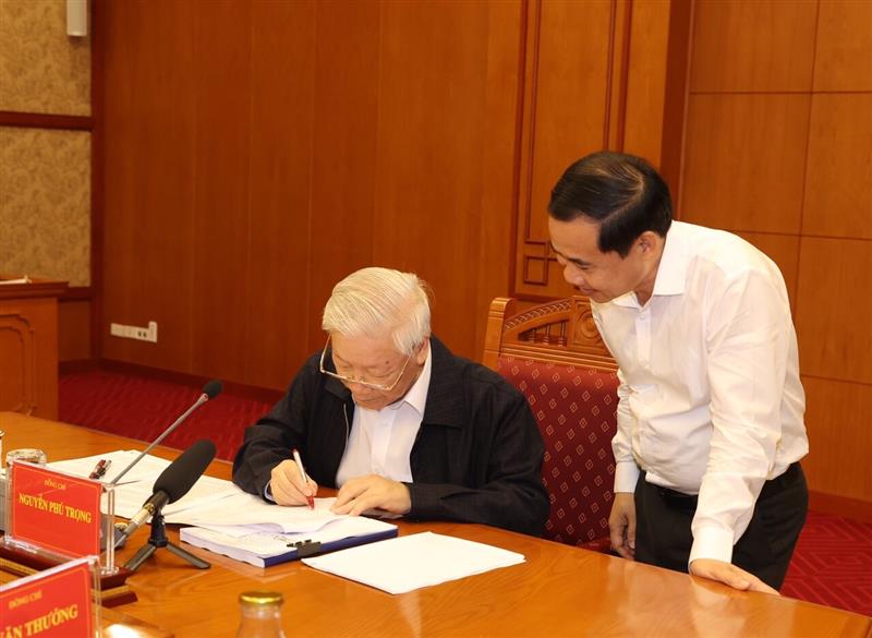 Tổng Bí thư sửa bản thảo cuốn sách Kiên quyết, kiên trì đấu tranh phòng, chống tham nhũng, tiêu cực, góp phần xây dựng Đảng và Nhà nước ta ngày càng trong sạch, vững mạnh, ảnh (LĐ online)