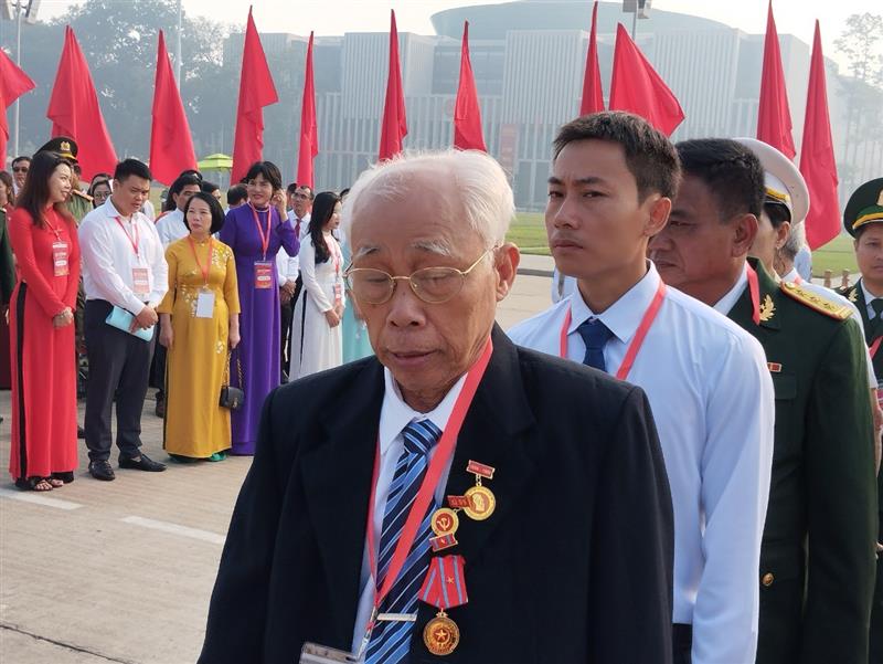 Anh Nguyễn Thái Sơn, xã Quảng Trị, huyện Đạ Tẻh (áo trắng) cùng 02 điển hình điển hình tiêu biểu toàn quốc chúc mừng Tổng Bí thư Nguyễn Phú Trọng