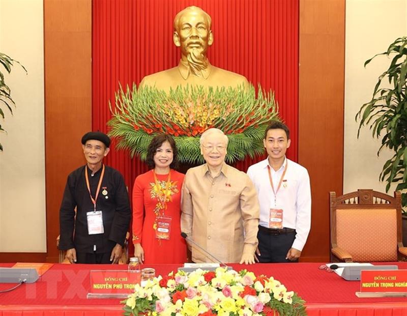 Anh Nguyễn Thái Sơn, xã Quảng Trị, huyện Đạ Tẻh (áo trắng) cùng 02 điển hình điển hình tiêu biểu toàn quốc chúc mừng Tổng Bí thư Nguyễn Phú Trọng.