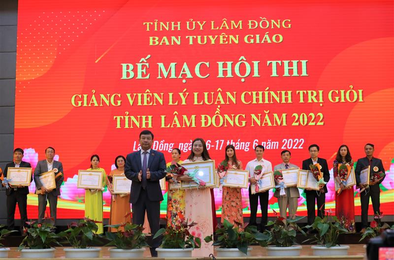 Đồng chí Bùi Thắng - Ủy viên Ban thường vụ, Trưởng Ban Tuyên giáo Tỉnh ủy trao giải nhất cho thí sinh Phạm Thị Nguyệt - giảng viên Trung tâm Chính trị huyện Đơn Dương