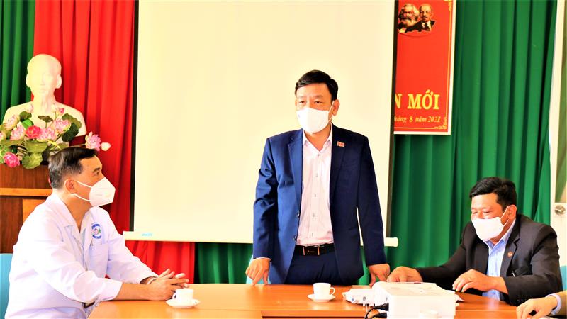 Đồng chí Bùi Thắng - UVBTV, Trưởng Ban Tuyên giáo Tỉnh ủy,  động viên đội ngũ y, bác sỹ