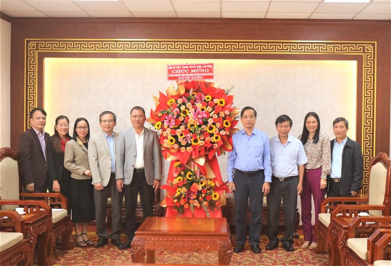 Lãnh đạo Báo và Phát thanh, Truyền hình Lâm Đồng chúc mừng tập thể lãnh đạo, cán bộ, công chức Ban Tuyên giáo và Dân vận Tỉnh ủy