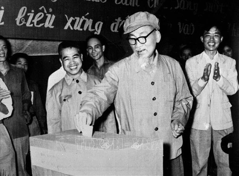 Ngày 27/4/1969, Chủ tịch Hồ Chí Minh đến bỏ phiếu bầu cử đại biểu Hội đồng nhân dân tại khu phố V tại hòm phiếu số 6, đơn vị bầu cử 1, tiểu khu 1, khu phố Ba Đình, Hà Nội. Ảnh: TTXVN