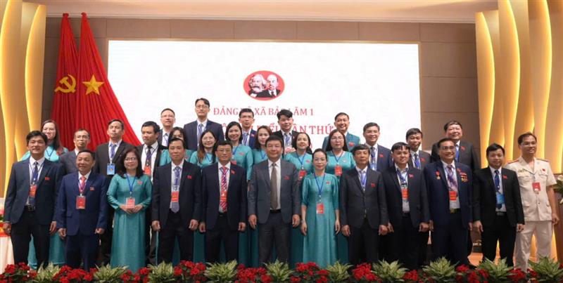 Bán Chấp hành Đảng bộ xã Bảo Lâm 1 chụp hình cùng các đồng chí lãnh đạo tỉnh