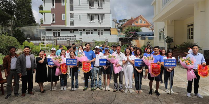 Ban tổ chức tặng hoa các đơn vị tham gia hội thao