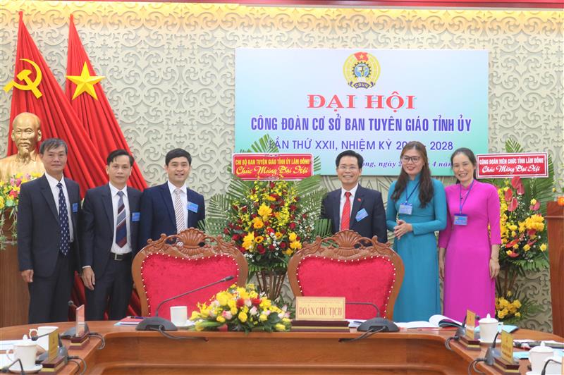 Chi bộ cơ quan tặng hoa chúc mừng Đại hội.