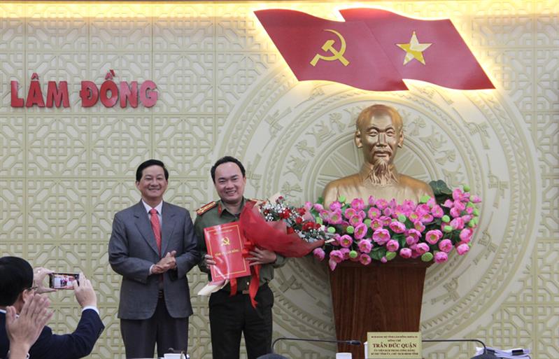 Bí thư Tỉnh ủy Lâm Đồng Trần Đức Quận trao quyết định của Ban Bí thư cho Đại tá Trương Minh Đương