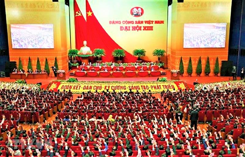 Biểu quyết thông qua Nghị quyết Đại hội đại biểu toàn quốc lần thứ XIII của Đảng.