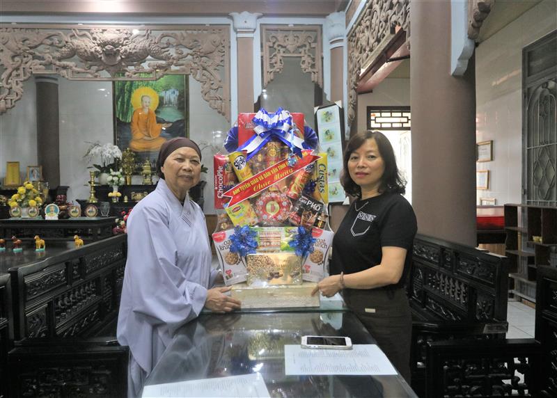 Đ/c Nguyễn Thị Mỵ, Phó trưởng Ban Tuyên giáo và Dân vận Tỉnh ủy thăm hỏi và tặng quà chúc mừng Thích nữ Như Phú, Phó ban trị sự, kiêm Trưởng phân ban đặc trách ni giới Giáo hội phật giáo VIệt Nam tỉnh, Trụ trì chùa Phước Huệ, phường 11, thành phố Đà Lạt