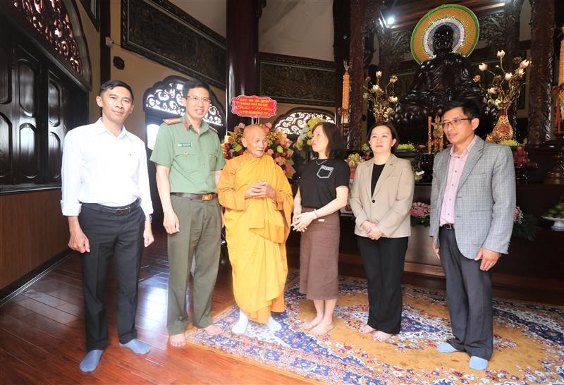 Đoàn công tác Ban Tuyên giáo và Dân vận Tỉnh ủy và Công an tỉnh chúc mừng Hòa thượng Thích Giác Cảnh, Ủy viên Hội đồng trị sự Giáo hội Phật giáo Việt Nam, Phó ban trị sự kiêm Trưởng Ban kiểm soát Giáo hội Phật giáo Việt Nam tỉnh, Trụ trì tỉnh xá Ngọc Đức, phường 10, thành phố Đà Lạt.