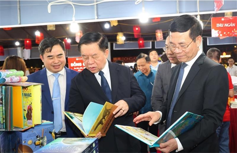 Đồng chí Nguyễn Trọng Nghĩa, Bí thư Trung ương Đảng, Trưởng ban Tuyên giáo Trung ương  và đồng chí Nguyễn Mạnh Hùng, Ủy viên Trung ương Đảng, Phó trưởng Ban Tuyên giáo Trung ương, Bộ trưởng Bộ Thông tin và Truyền thông cùng các đại biểu tham quan các gian trưng bày sách tại Lễ khai mạc Ngày Sách và Văn hóa đọc Việt Nam lần thứ Ba, năm 2024.