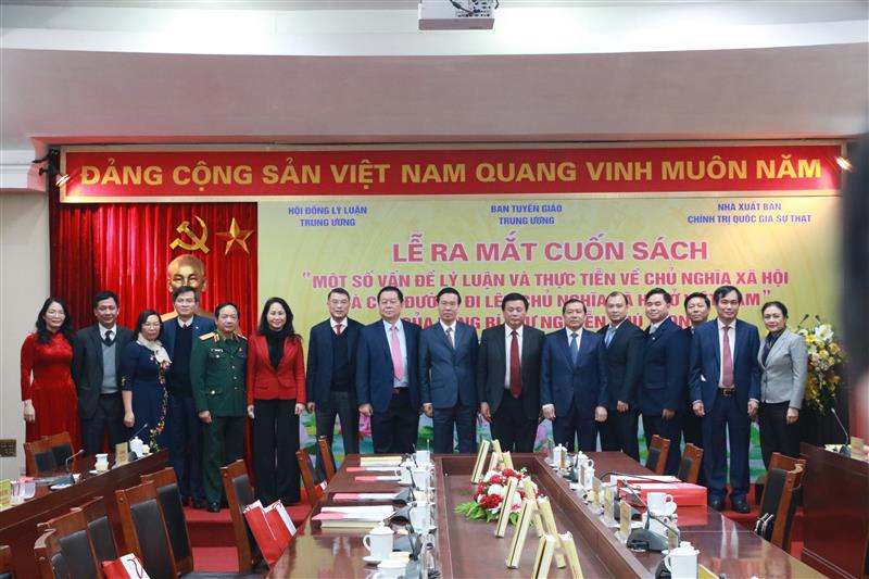 Các đại biểu chụp ảnh lưu niệm tại buổi ra mắt sách.