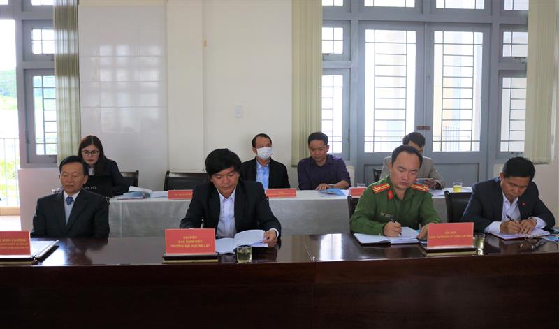 Các đại biểu tham dự Tọa đàm khoa học