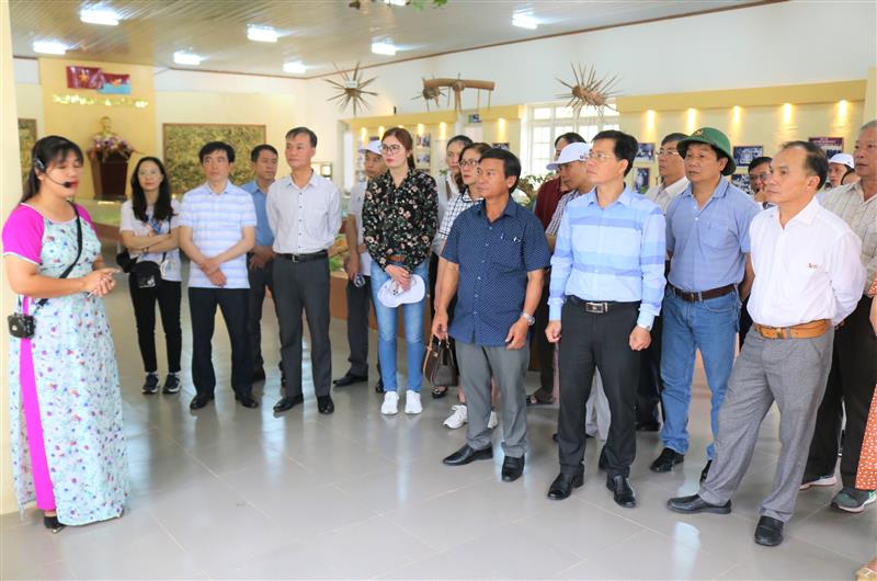 Đoàn công tác được nghe giới thiệu về lịch sử hào hùng của quân và dân Khu VI