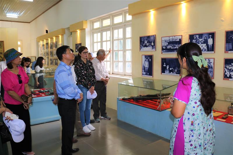 Đoàn công tác được nghe giới thiệu về lịch sử hào hùng của quân và dân Khu VI