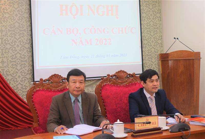 Các đồng chí chủ trì hội nghị.