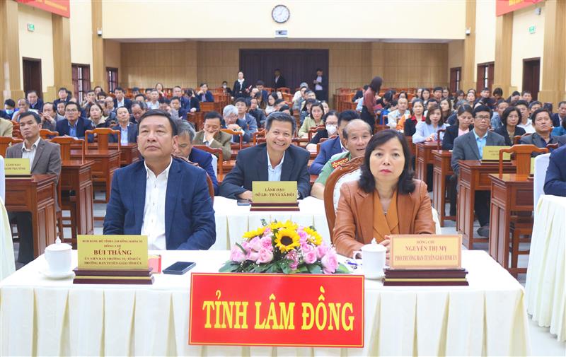 Đồng chí Bùi Thắng, Ủy viên Ban Thường vụ, Trưởng Ban Tuyên giáo Tỉnh ủy; đồng chí Nguyễn Thị Mỵ, Phó trưởng Ban Tuyên giáo Tỉnh ủy chủ trì hội nghị tại điểm cầu Tỉnh ủy.