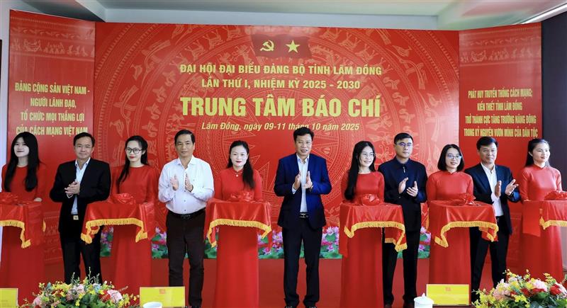 Các đồng chí lãnh đạo tỉnh cắt băng khai trương Trung tâm báo chí phục vụ Đại hội