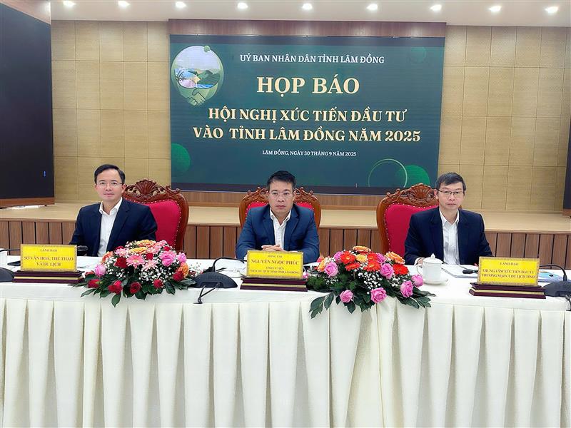 Các đồng chí lãnh đạo tỉnh chủ trì buổi Họp báo (tổ chức vào ngày 30-9) thông tin về Hội nghị Xúc tiến đầu tư năm 2025