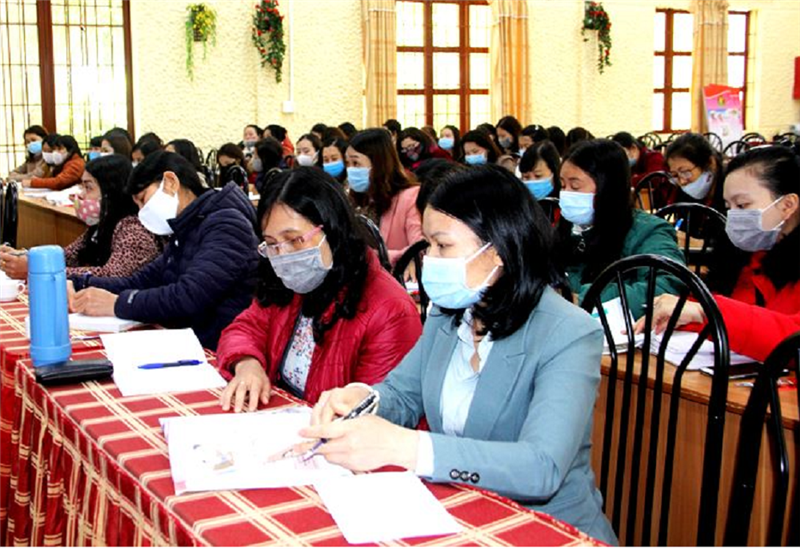 Các giáo viên tập huấn chương tình năm học mới 2021 - 2022.