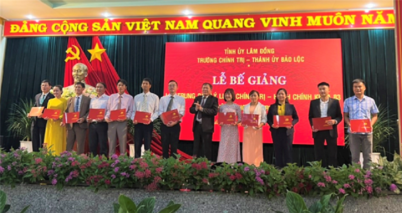 Các học viên nhận Chứng chỉ tốt nghiệp