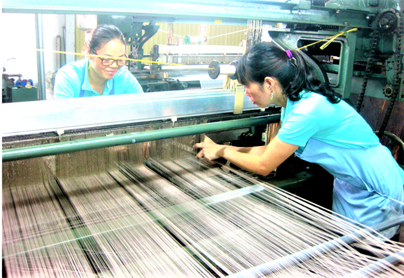 Các ngành lụa tơ tằm dù bị ảnh hưởng dịch Covid -19 nhưng vẫn đảm bảo hoạt động. Ảnh Thanh Dương Hồng.