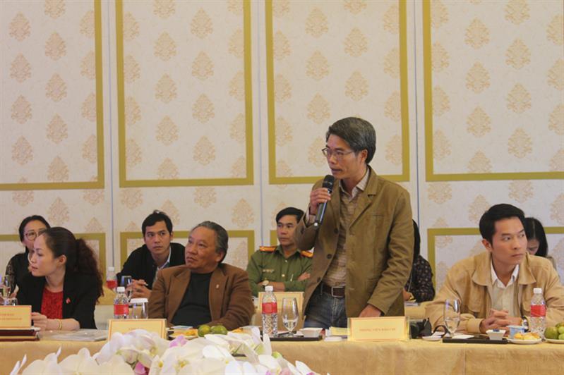 Các nhà báo đưa ra nhiều ý kiến