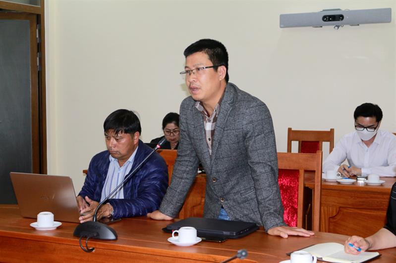 Các phóng viên đặt câu hỏi tại hội nghị.