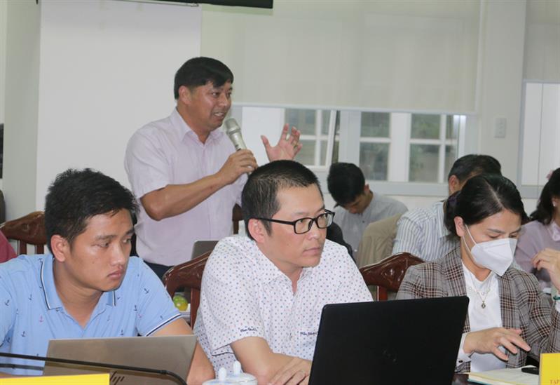Các phóng viên đặt câu hỏi tại hội nghị.