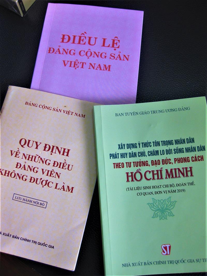 Các tài liệu trong sinh hoạt Đảng. Ảnh Thanh Hồng.