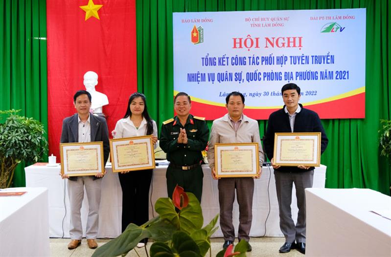 Các tập thể, cá nhân của Bộ CHQS tỉnh có thành tích xuất sắc trong công tác tuyên truyền được khen thưởng tại hội nghị