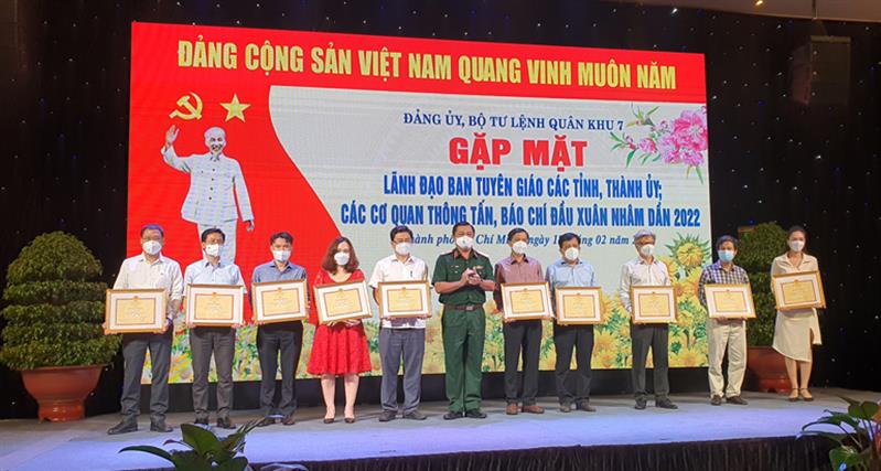 Các tập thể cá nhân nhận bằng khen của Bộ tư lệnh Quân khu 7.